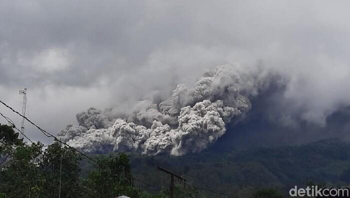 Gunung Merapi Erupsi, Sirine Bahaya Meraung-Warga Turun ke Tempat Aman