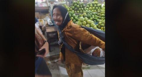 Awas Mewek! Viral Video Nenek Tua Renta Tawarkan Gendong Barang di Pasar