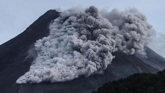 Merapi Erupsi, Warga Sleman Berlarian Hindari Awan Panas