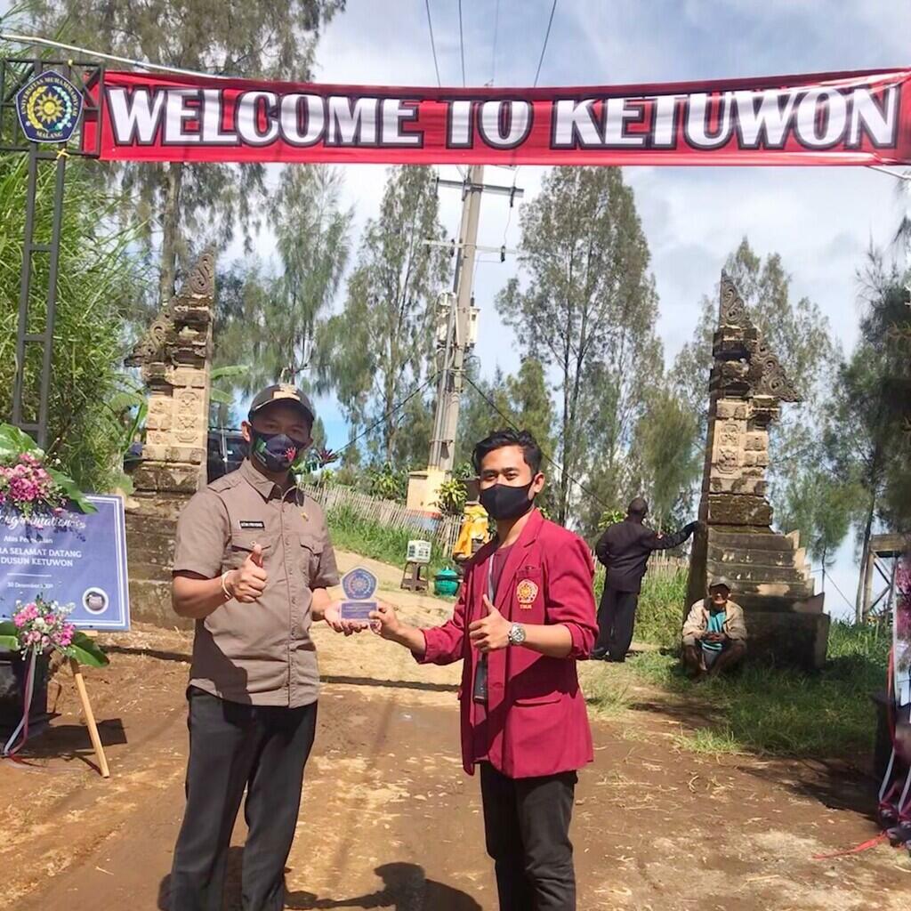 PEMBANGUNAN GAPURA SELAMAT DATANG YANG DILAKUKAN OLEH MAHASISWA UMM