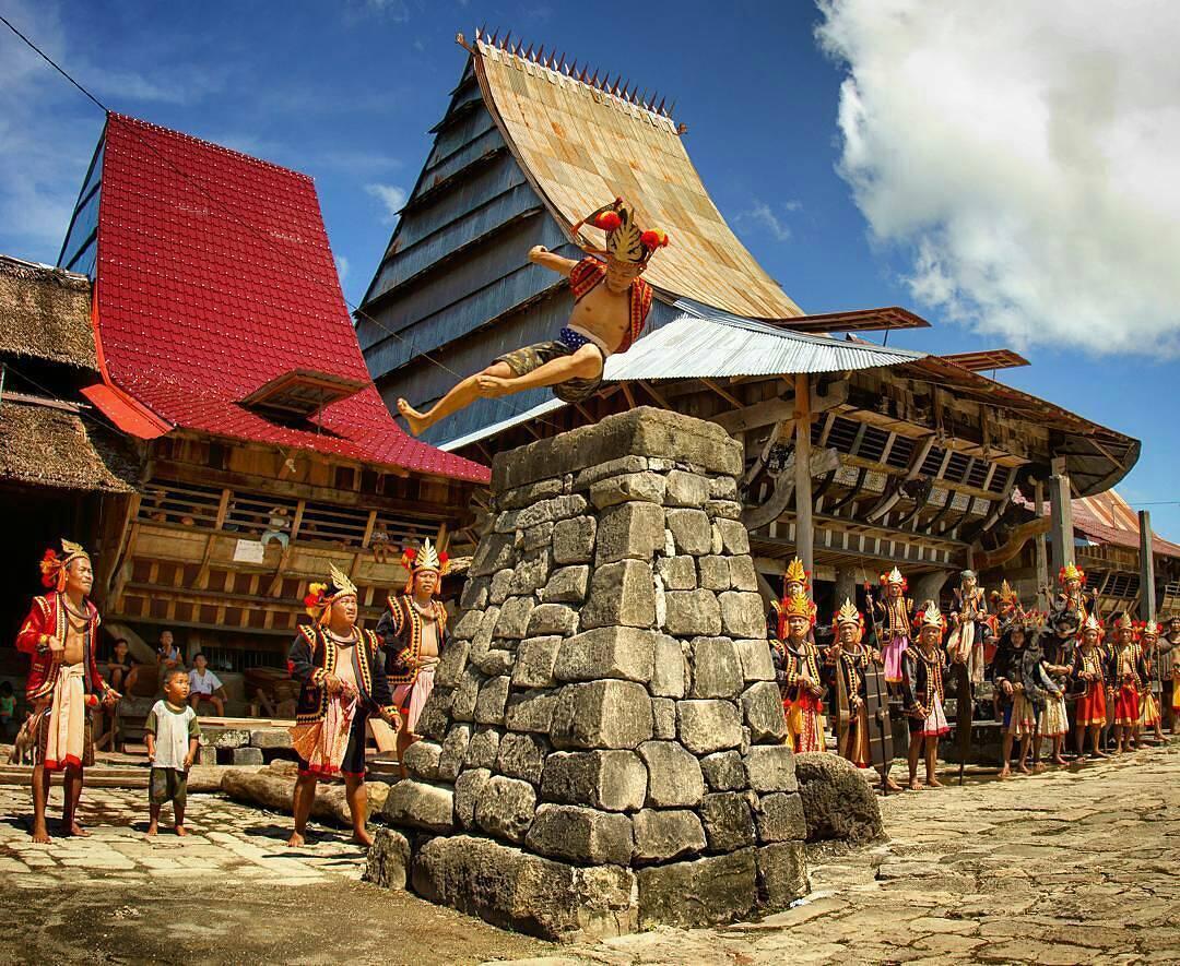 Mari Lebih Mengenal Lagi Tradisi Lompat Batu Dari Nias