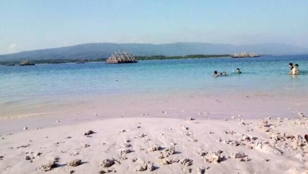 Pulau Oar! Pasir Pantai Sensasi Tepung Terigu, Halus Banget!
