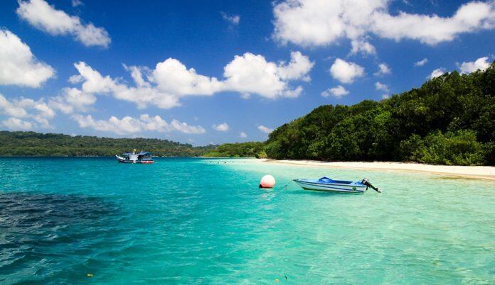 Pulau Oar! Pasir Pantai Sensasi Tepung Terigu, Halus Banget!