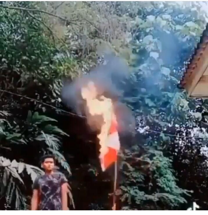 Pria Ini Bakar Bendera Merah Putih, Akankah Berujung Permintaan Maaf dan Tangisan?