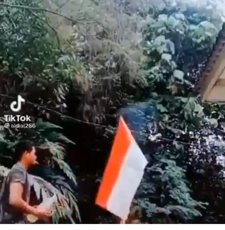 Pria Ini Bakar Bendera Merah Putih, Akankah Berujung Permintaan Maaf dan Tangisan?