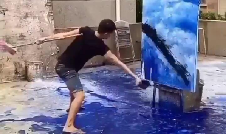 Keren, Seorang Pemuda Berhasil Melukis Indah Hanya dengan Gunakan Sapu Lantai!