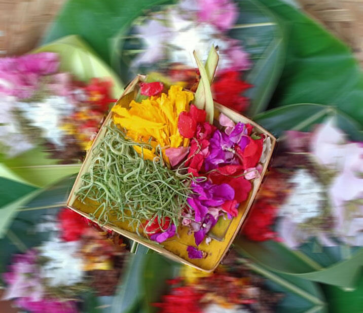 Ini Makna Sesajen atau Canang Yang Sering Kita Lihat saat ke Bali