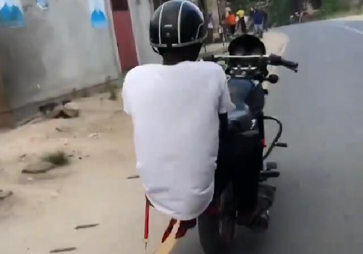 Bikin Geram, Aksi Ugal-ugalan Pengendara Motor di Jalan Raya! Ada Sanksi Hukumnya