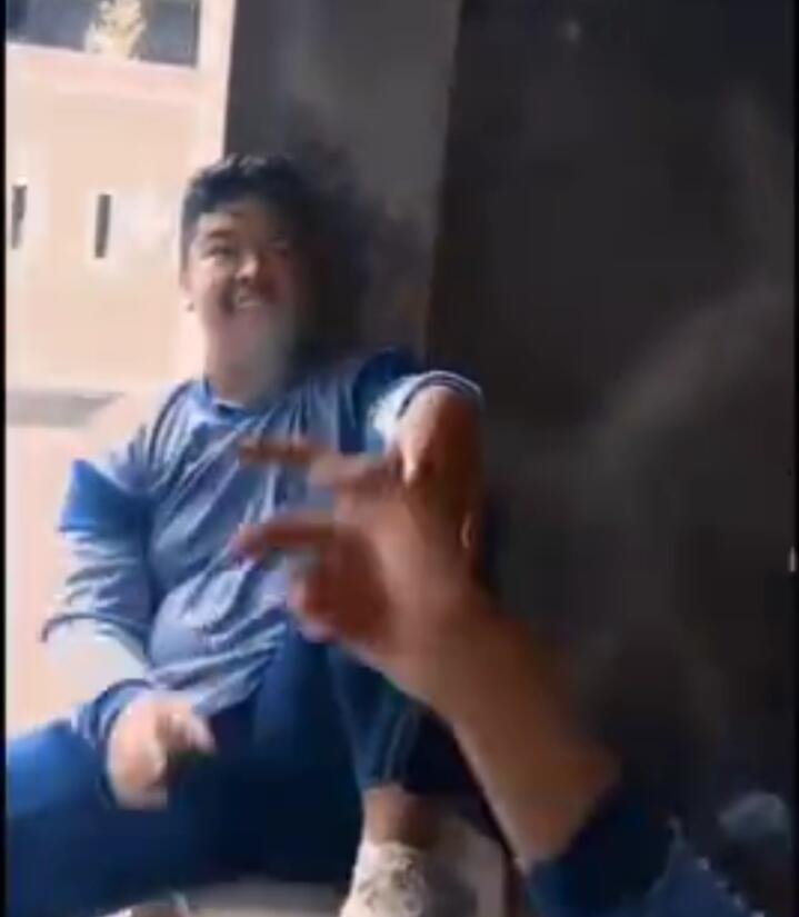 Aksi Epic Dua Pemuda Lempar-lemparan Rokok Ini Bikin Takjub! Asli atau Editan?