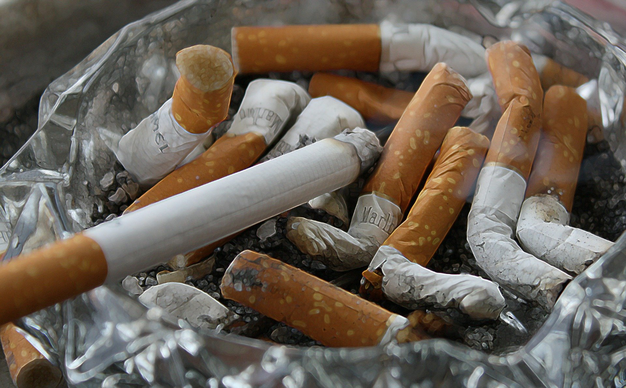 Aksi Epic Dua Pemuda Lempar-lemparan Rokok Ini Bikin Takjub! Asli atau Editan?