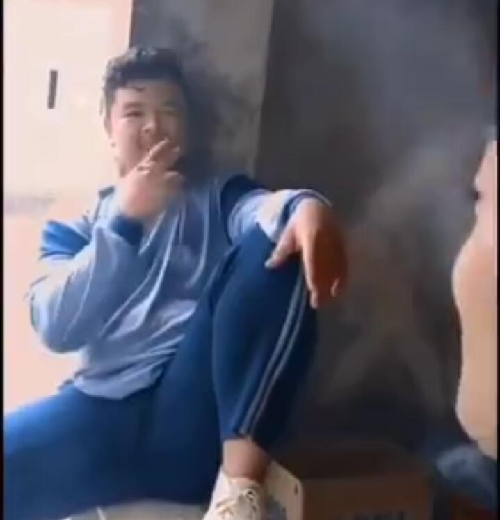 Aksi Epic Dua Pemuda Lempar-lemparan Rokok Ini Bikin Takjub! Asli atau Editan?