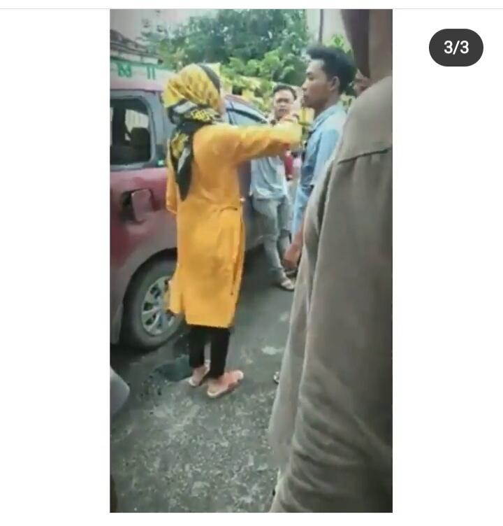 Tertangkap Bawa Istri Orang, Oknum Lurah Ini Masih Tersenyum Walau Kaca Mobil Pecah