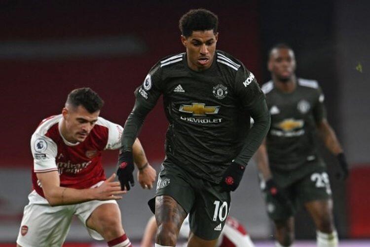 Skor Kacamata di Emirates Stadium