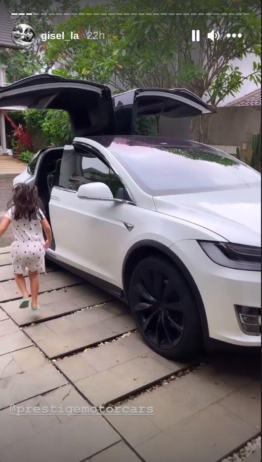 Gisel Beli Mobil Listrik Tesla buat Gempi, Berapa Harganya?