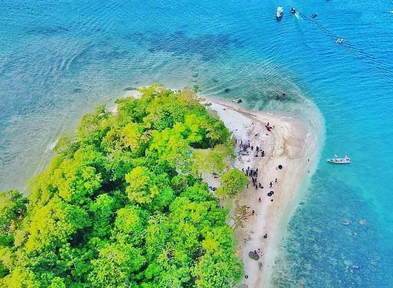 Merak Kecil, Pulau Kecil yang Pantainya Bersih