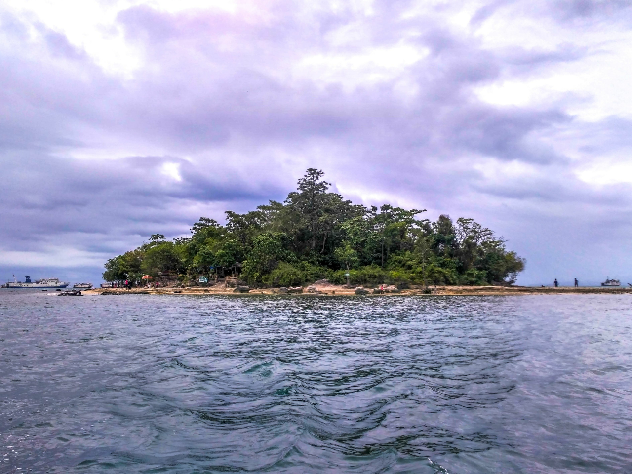 Merak Kecil, Pulau Kecil yang Pantainya Bersih
