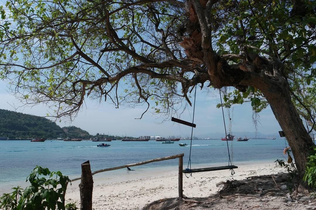 Merak Kecil, Pulau Kecil yang Pantainya Bersih