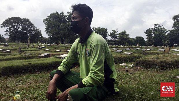 Peluh Penggali Kubur dan Tangis Keluarga di Makam Corona