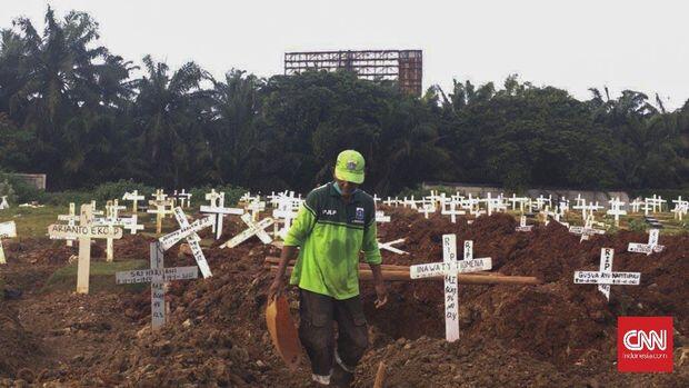 Peluh Penggali Kubur dan Tangis Keluarga di Makam Corona