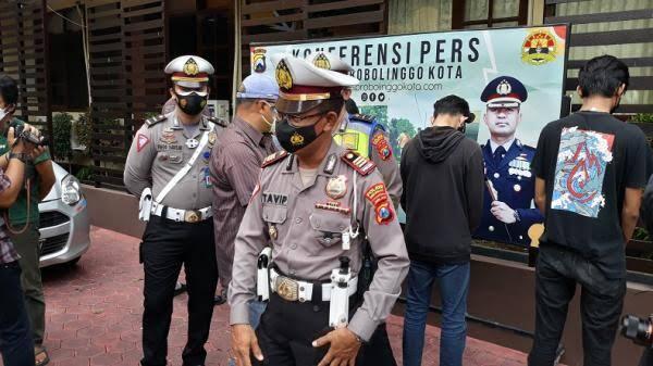 Pelajar Ngebut di Air Genangan hingga Menciprat, Orangtua Serahkan Anak ke Polisi

