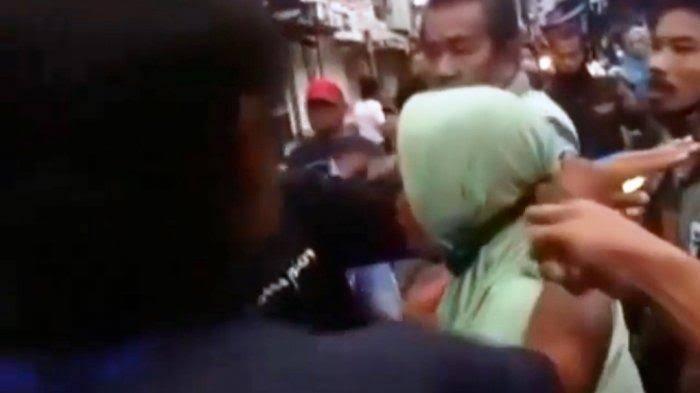 Nenek Sebatang Kara Mencopet Rp 100.000 untuk Makan, Tertangkap dan Diarak Warga

