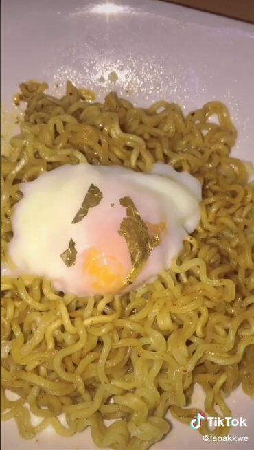 Sultan! Indomie Goreng Telur Ini Ditempeli Emas 24 Karat