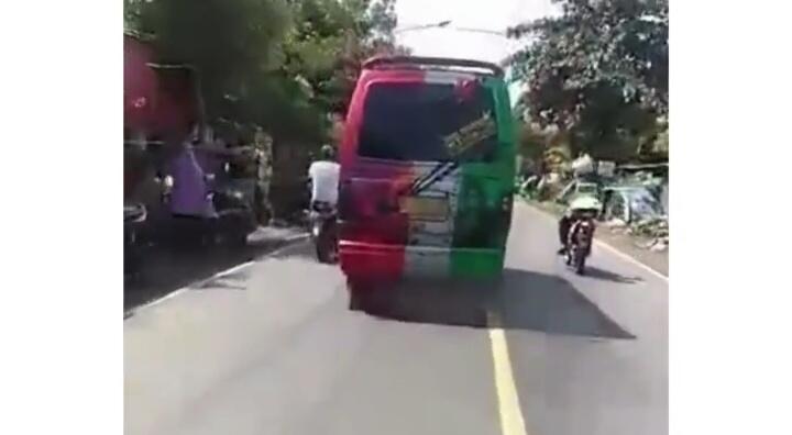 Ugal-ugalan, Sebuah Angkot Sengaja Senggol Motor Polisi Saat Hendak Dihentikan!