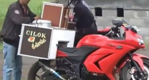 Antimainstream! Tukang Cilok Jualan Pakai Motor Gede, Publik Heran

