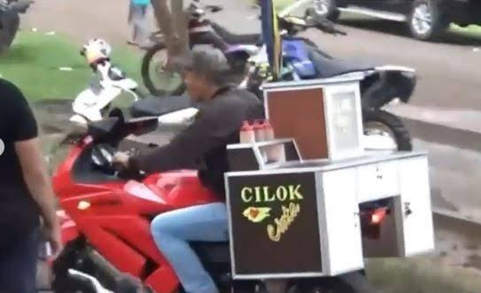 Antimainstream! Tukang Cilok Jualan Pakai Motor Gede, Publik Heran

