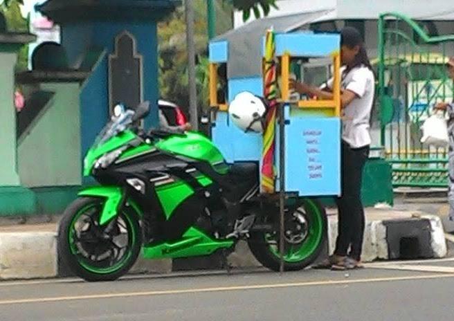 Antimainstream! Tukang Cilok Jualan Pakai Motor Gede, Publik Heran