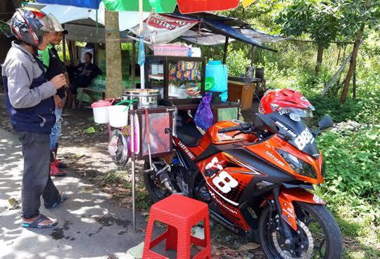 Antimainstream! Tukang Cilok Jualan Pakai Motor Gede, Publik Heran
