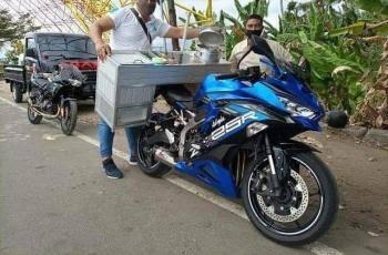 Antimainstream! Tukang Cilok Jualan Pakai Motor Gede, Publik Heran