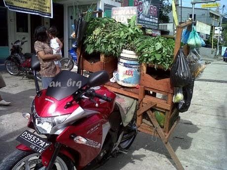 Antimainstream! Tukang Cilok Jualan Pakai Motor Gede, Publik Heran