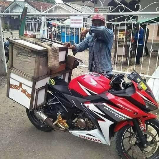 Antimainstream! Tukang Cilok Jualan Pakai Motor Gede, Publik Heran