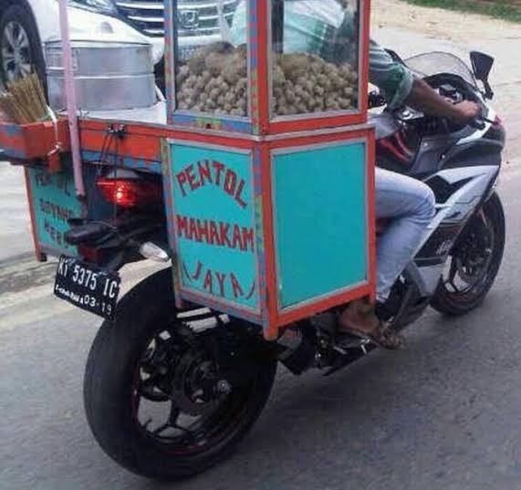 Antimainstream! Tukang Cilok Jualan Pakai Motor Gede, Publik Heran