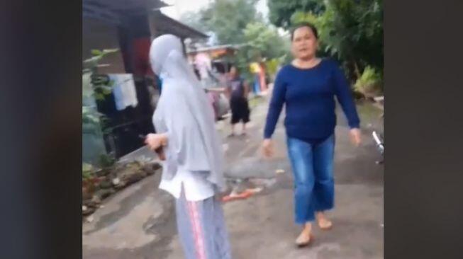 Viral Emak-emak Ribut Sama Tetangga: Gue Pasang Wifi, Dia yang Panas