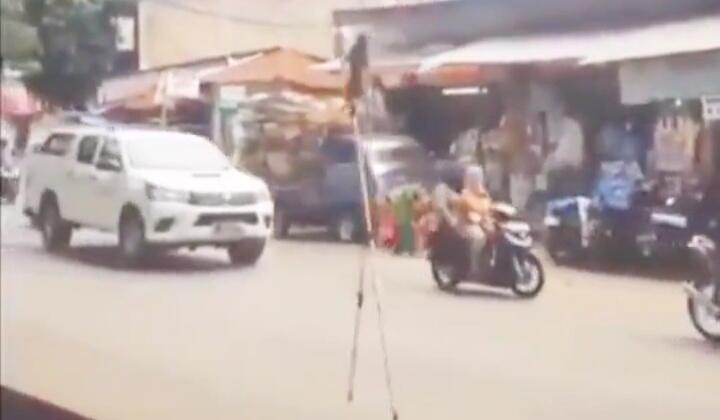 Lucu, Monyet Main Egrang di Jalan Raya Ini Membuktikan Bahwa Dia Hewan Pandai!