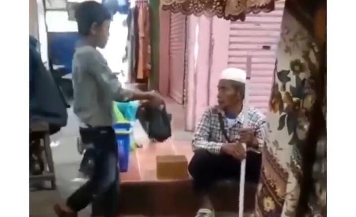 Viral, Bocah Kecil Penjual Gorengan Berbagi Pada Seorang Kakek Tua! Contoh Kebaikan