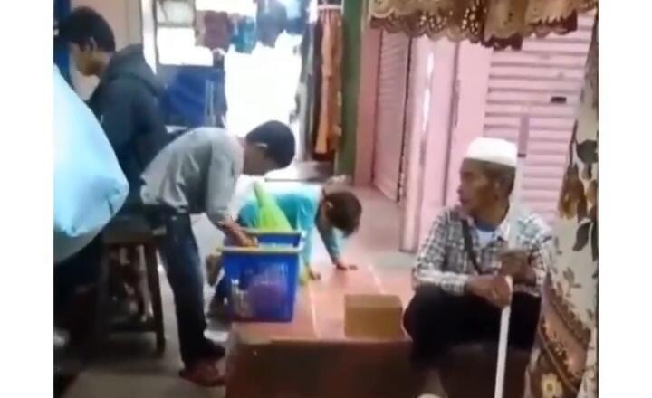 Viral, Bocah Kecil Penjual Gorengan Berbagi Pada Seorang Kakek Tua! Contoh Kebaikan