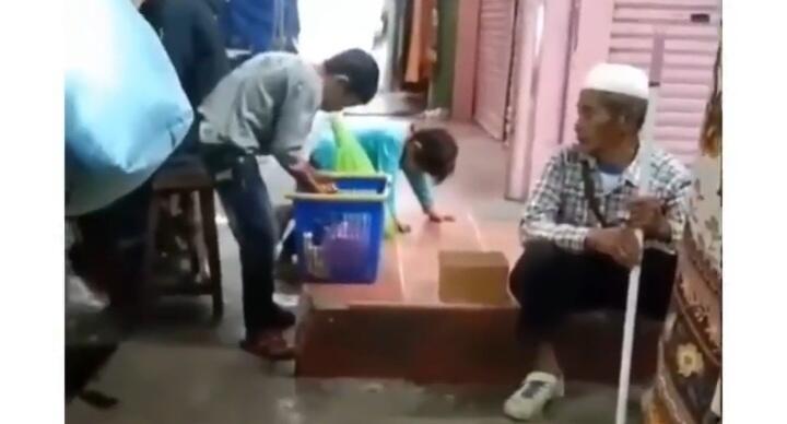 Viral, Bocah Kecil Penjual Gorengan Berbagi Pada Seorang Kakek Tua! Contoh Kebaikan