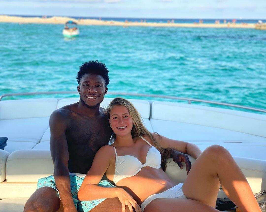 5 Potret Pacar Alphonso Davies: Udah Cakep, Pemain Bola Pula!
