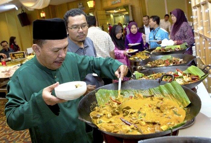 Dikira Restoran, Orang-orang Ini Makan di Rumah Orang hingga Hajatan