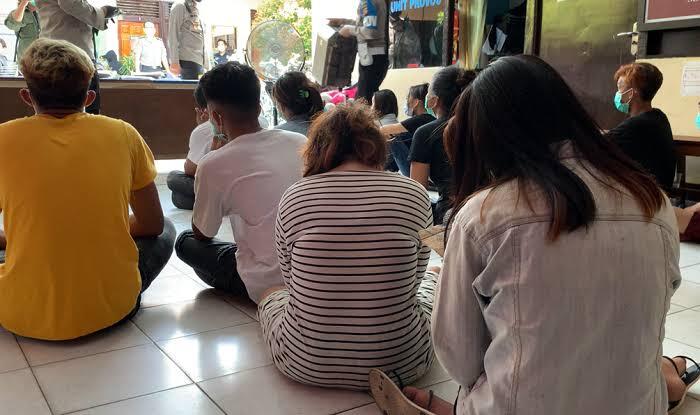 Bongkar Prostitusi Online Pontianak, Ada 2 Cewek Bareng 5 Cowok di Kamar

