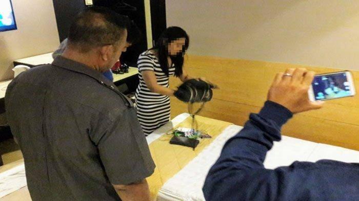 Bongkar Prostitusi Online Pontianak, Ada 2 Cewek Bareng 5 Cowok di Kamar

