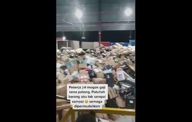 Video Kurir J&amp;T Malaysia Obrak-abrik Paket, Diduga karena Gaji Dipotong