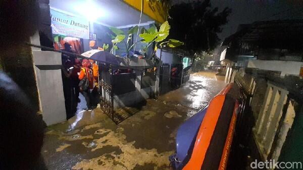 Belasan KK Mengungsi Akibat Banjir 1,5 Meter di Pejaten Timur