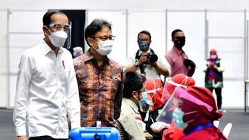 Vaksinasi Diramal Kelar 10 Tahun Lagi, Target Jokowi 1 Tahun!
