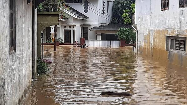 Kawasan Rawajati Jaksel Masih Terendam Banjir, Tinggi Air 2 Meter