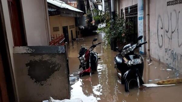 Kawasan Kebon Pala Kampung Melayu Masih Terendam Banjir, Tinggi Air 190 Cm