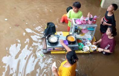 Pilu, Lihat Foto Warga Jakarta Memasak di Tengah Banjir Setinggi Pinggang